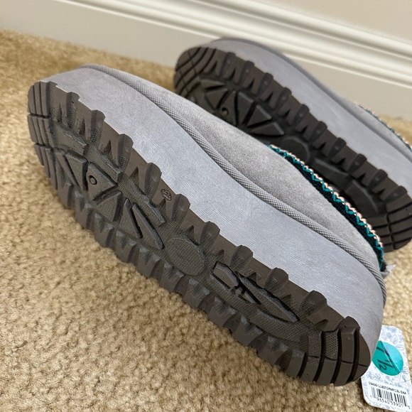 MUDD Fur Slippers - Picture 6 of 7